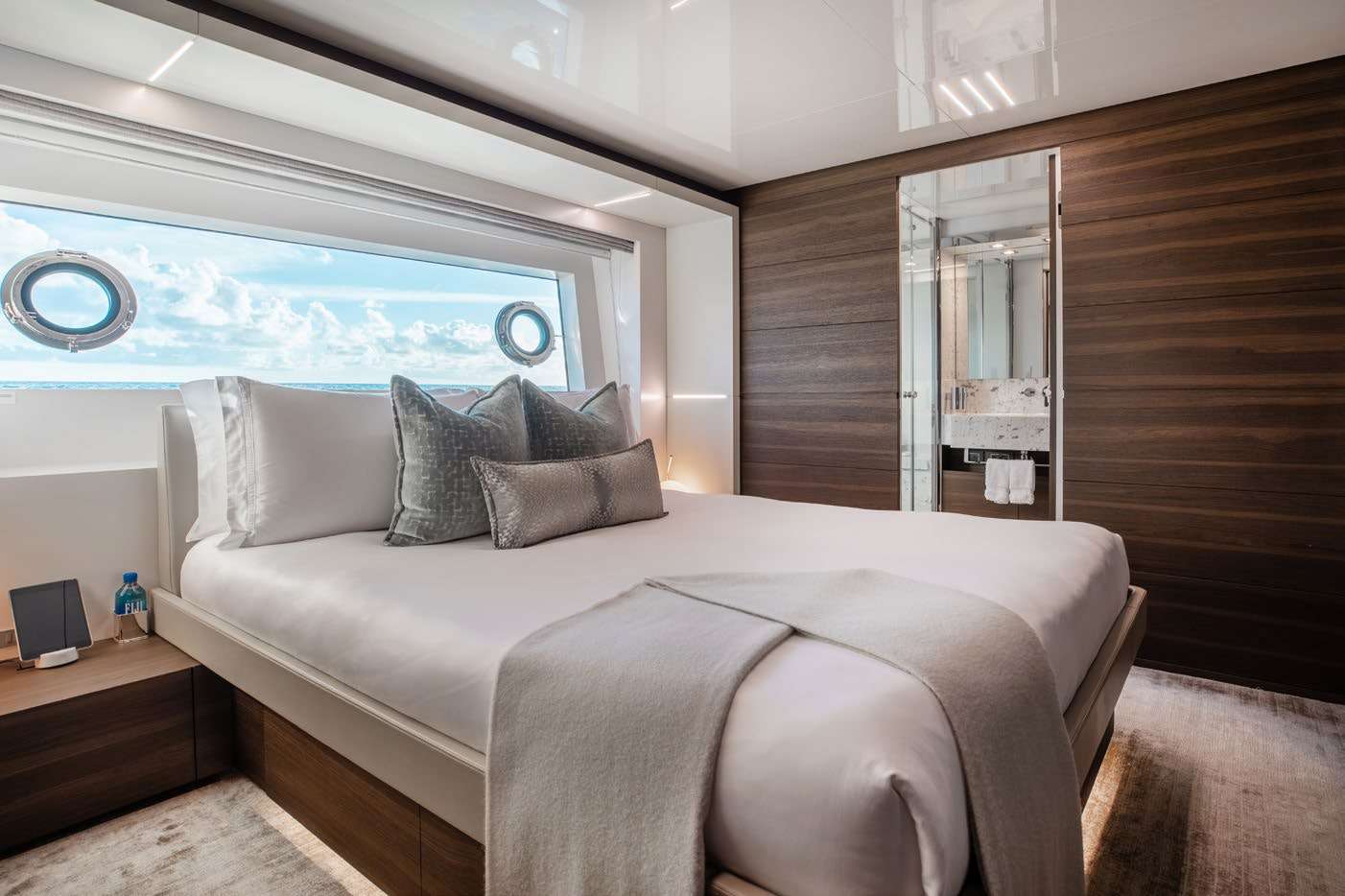 Charter Yacht EROS - Ferretti Custom Line Navetta 37 - 5 Cabins - Nassau - Exumas - Bahamas