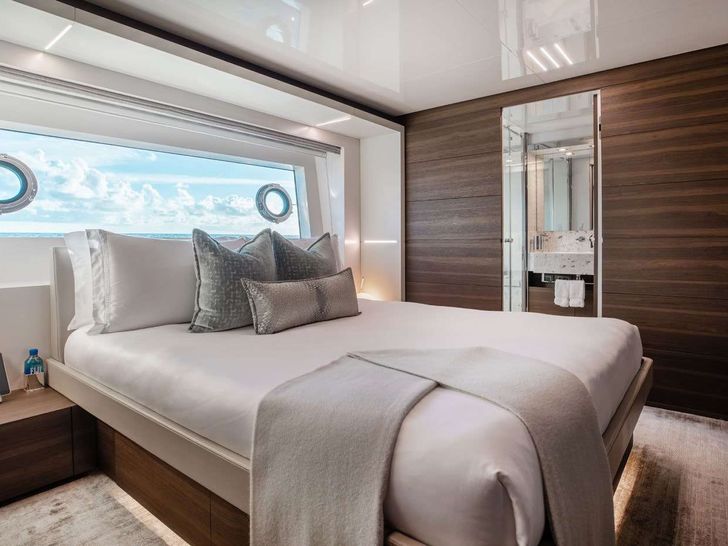 EROS Ferretti Custom Line Navetta 37 - VIP cabin EROS Ferretti Custom Line Navetta 37 - VIP cabin