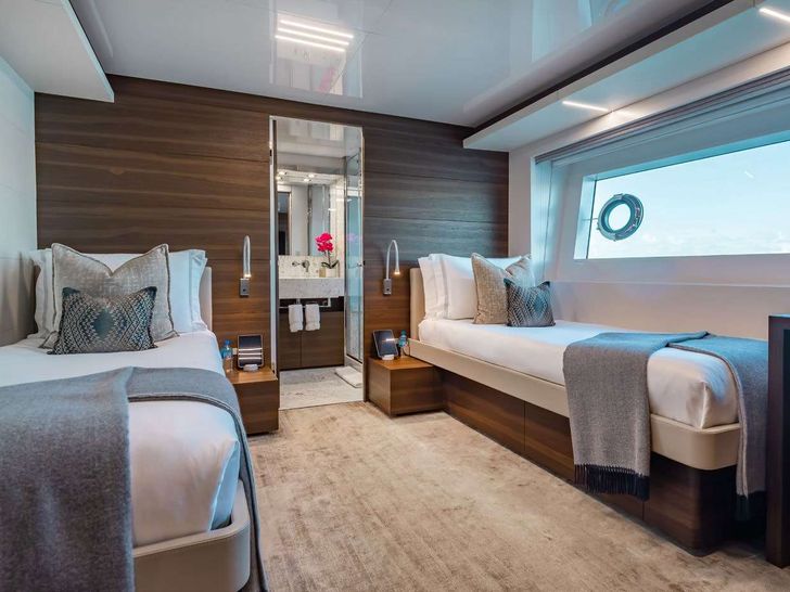 EROS Ferretti Custom Line Navetta 37 - twin cabin EROS Ferretti Custom Line Navetta 37 - twin cabin