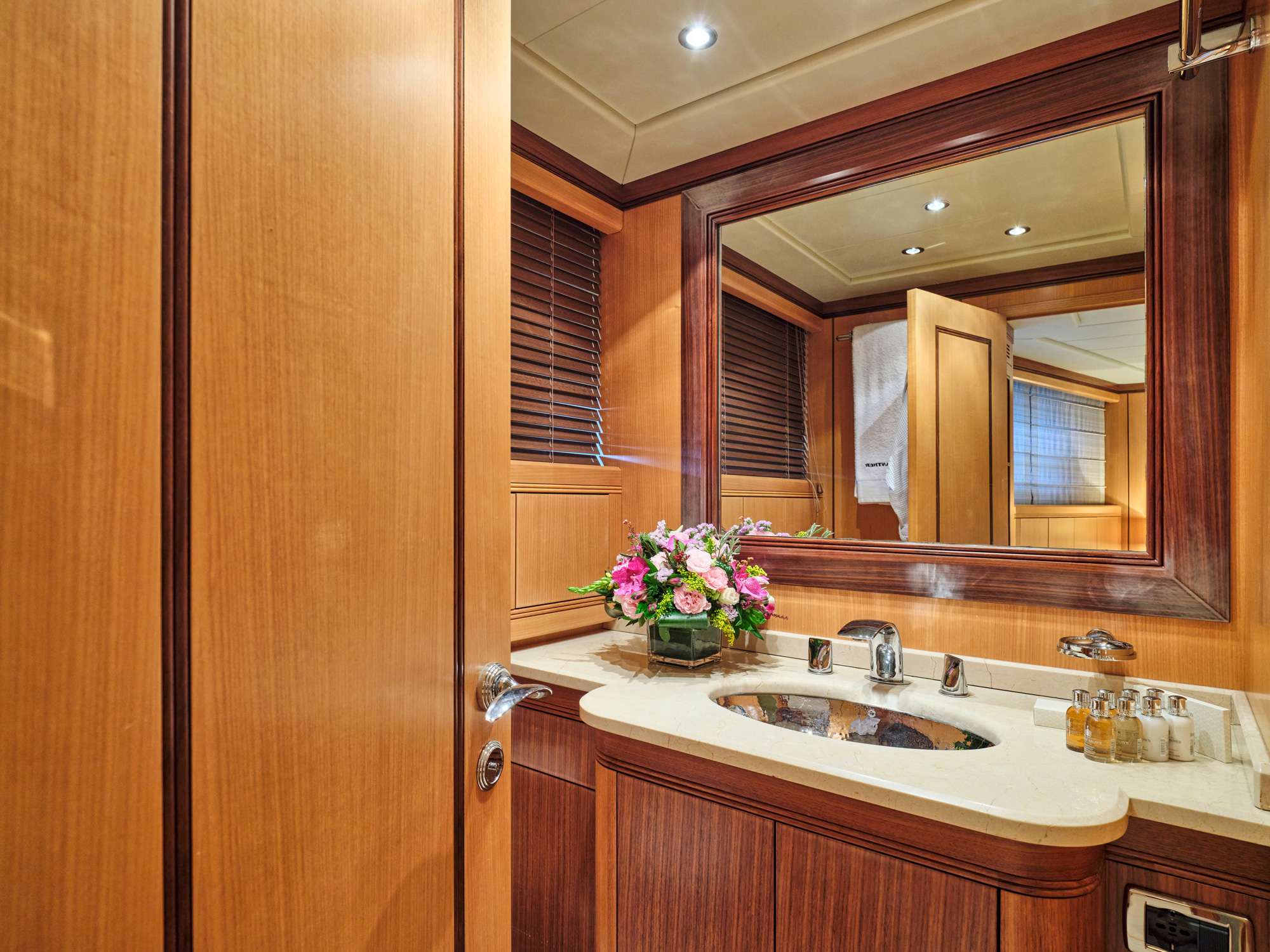WET PANTHER Mangusta 105 - master cabin bathroom