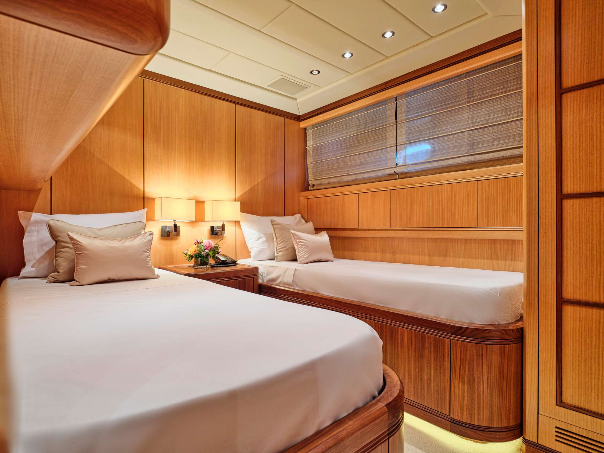 WET PANTHER Mangusta 105 - twin cabin