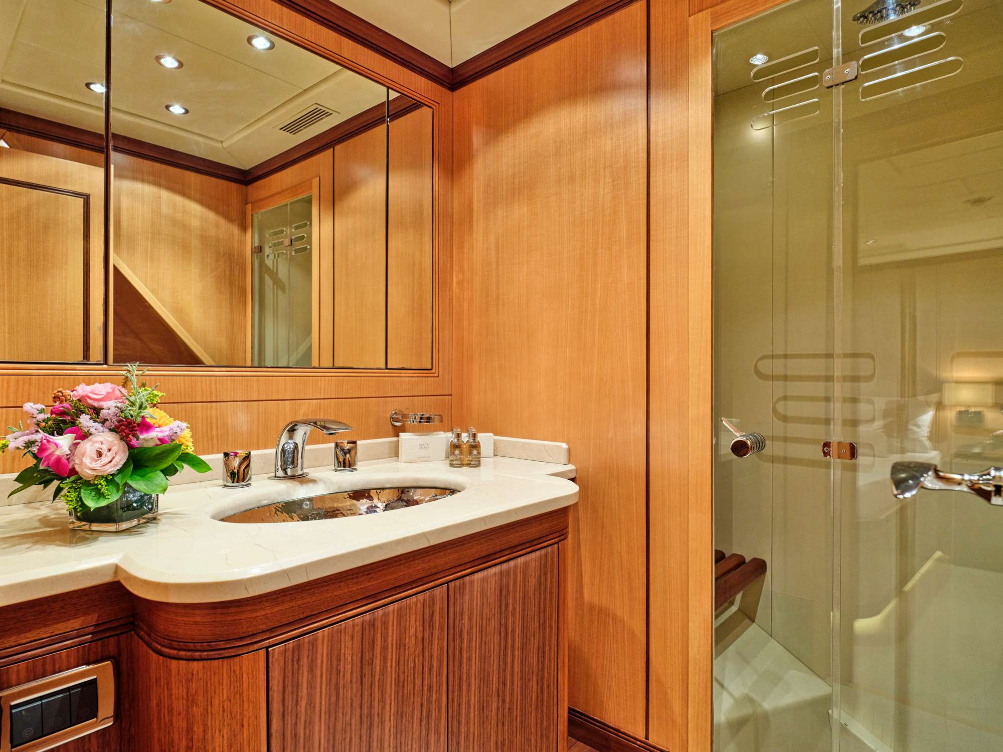 WET PANTHER Mangusta 105 - twin cabin bathroom