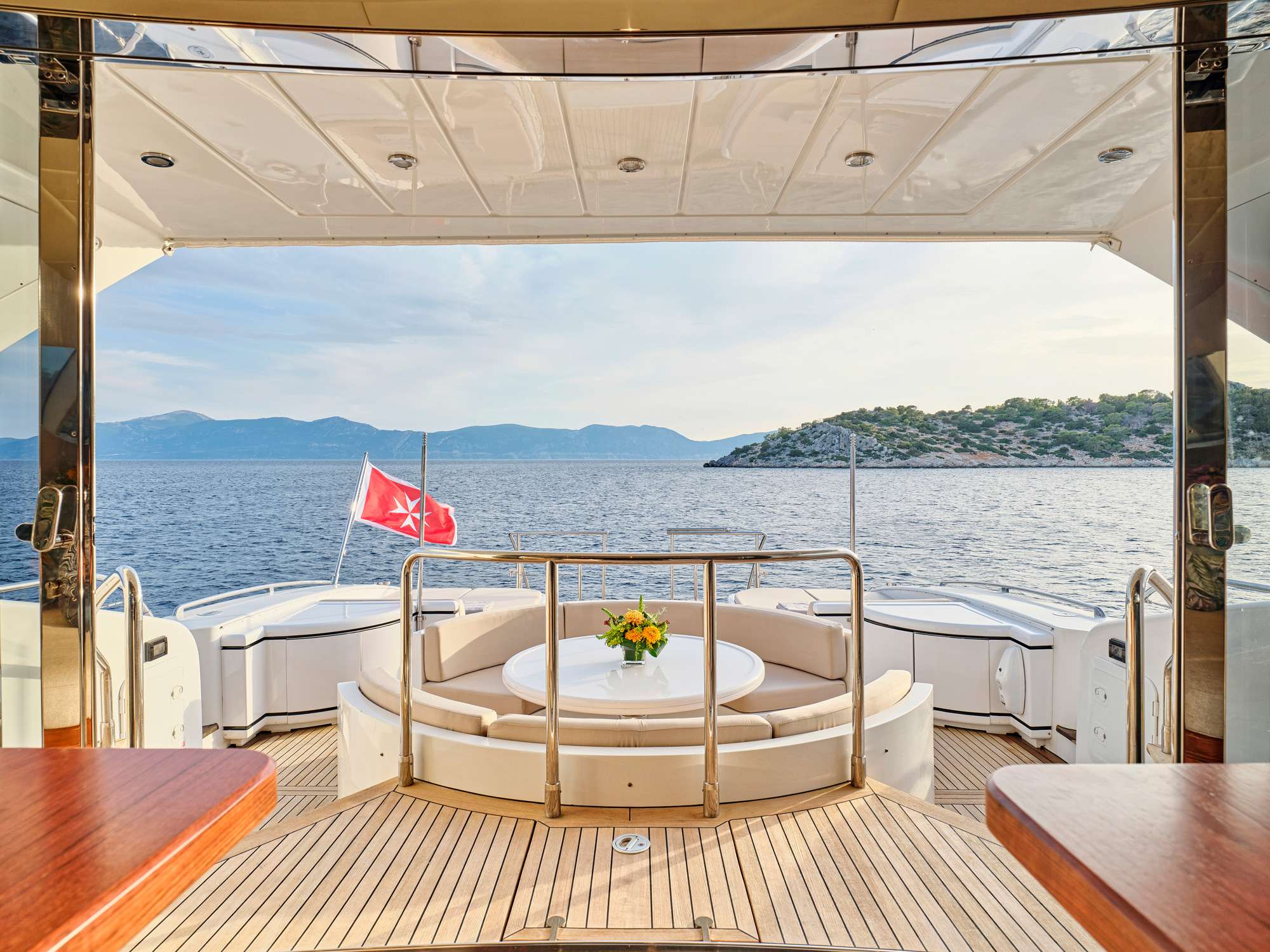 WET PANTHER Mangusta 105 - aft deck dining lounge