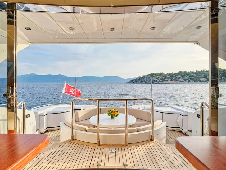 WET PANTHER Mangusta 105 - aft deck dining lounge WET PANTHER Mangusta 105 - aft deck dining lounge