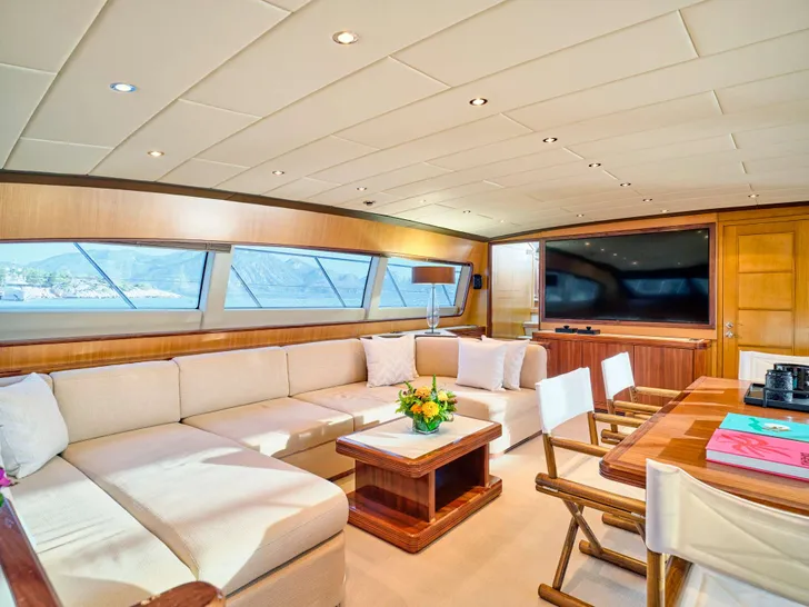 WET PANTHER Mangusta 105 - main saloon lounge WET PANTHER Mangusta 105 - main saloon lounge