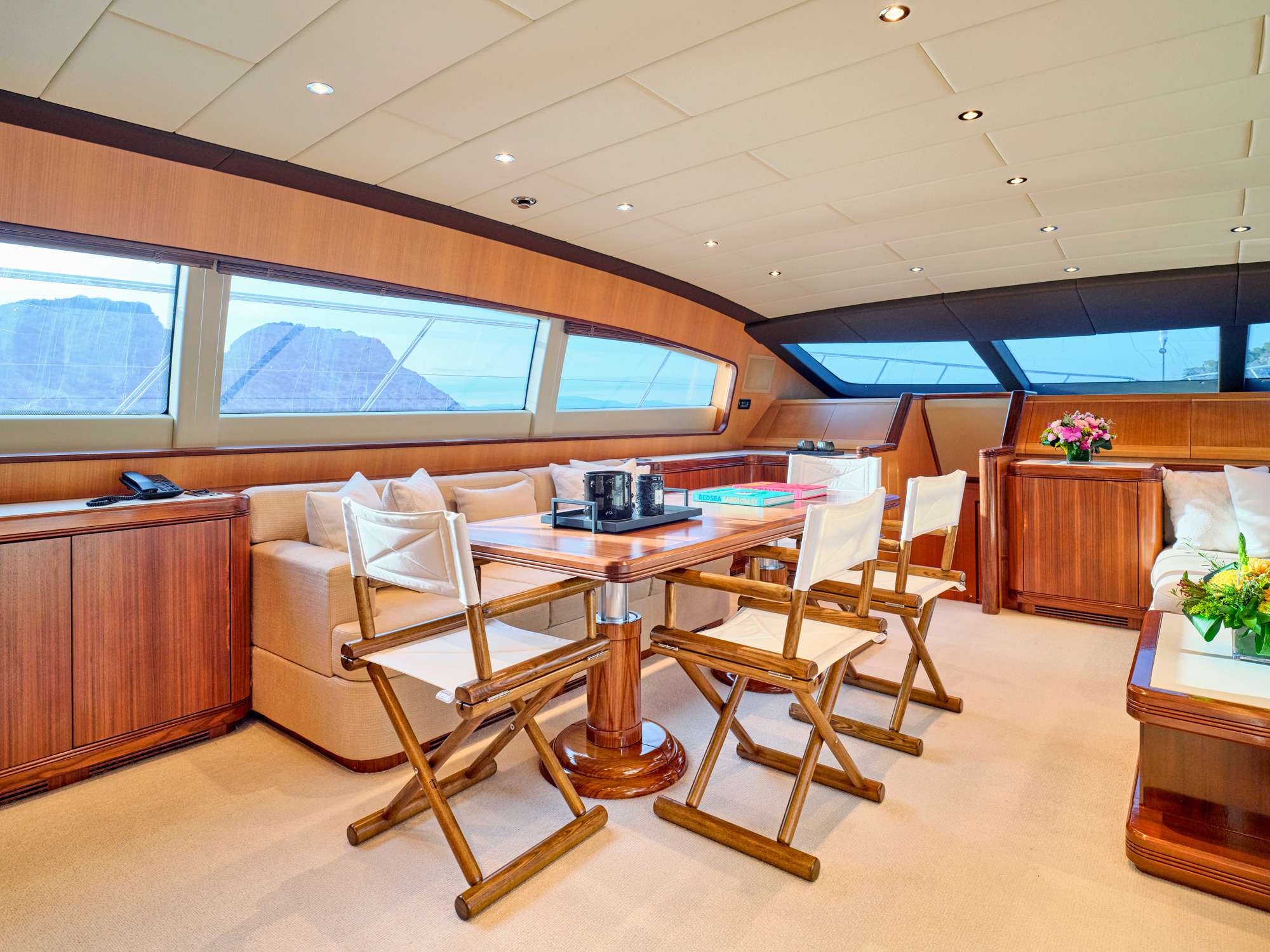 WET PANTHER Mangusta 105 - main dining area