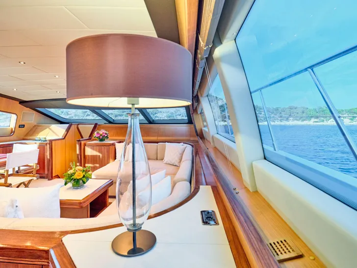 WET PANTHER Mangusta 105 - panoramic windows in the saloon WET PANTHER Mangusta 105 - panoramic windows in the saloon