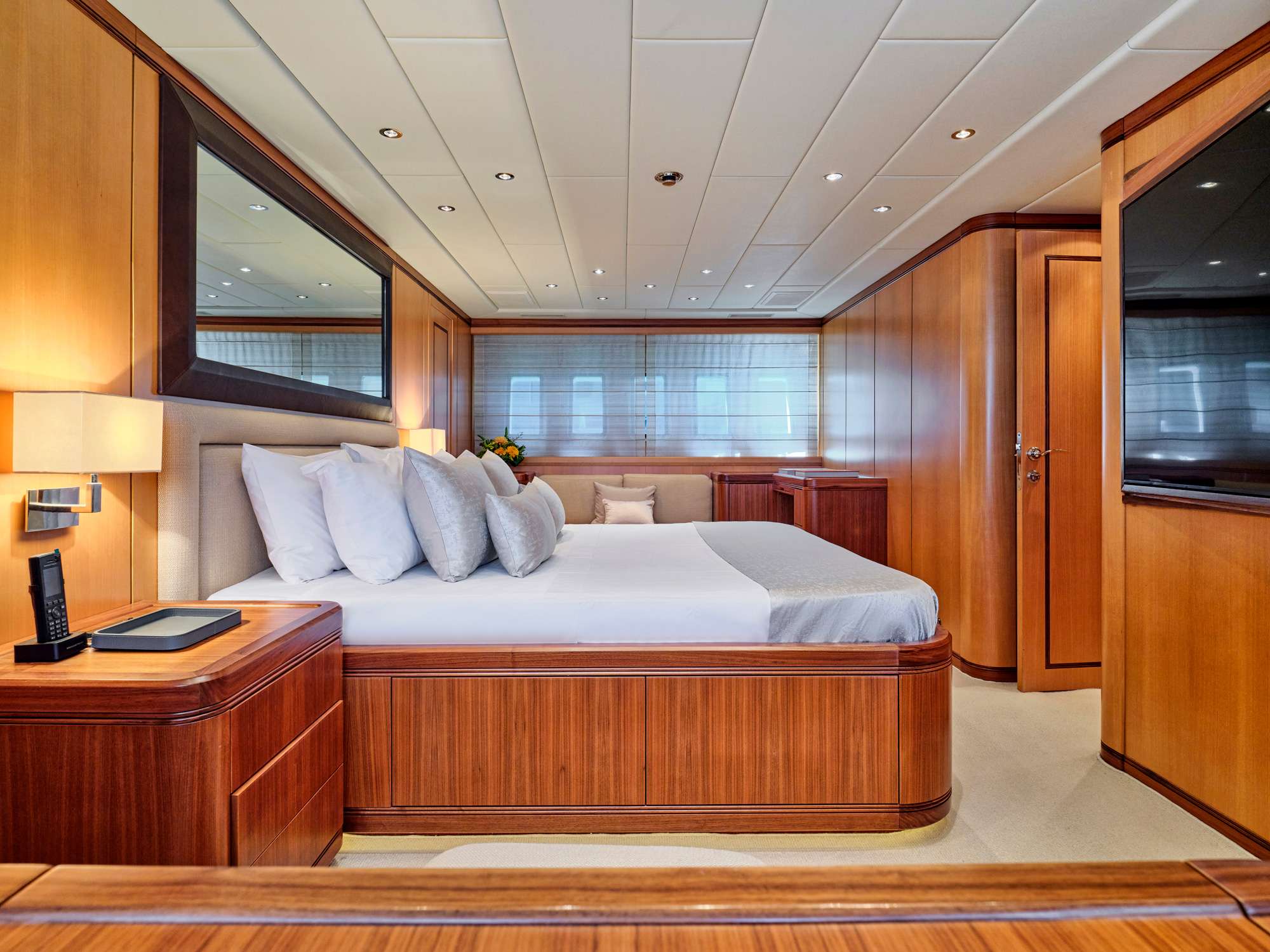 WET PANTHER Mangusta 105 - master cabin bed and TV