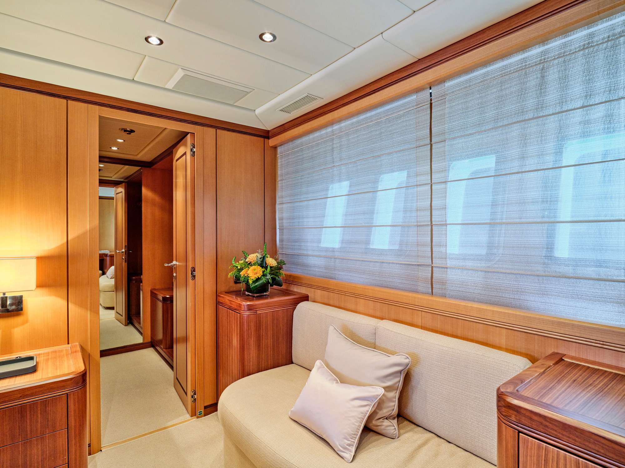 WET PANTHER Mangusta 105 - master cabin couch