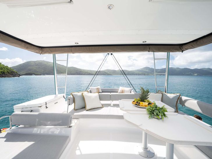 ALORA Bali 4.8 - flybridge ALORA Bali 4.8 - flybridge