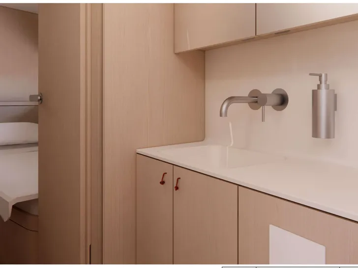 YUME YYacht Y7 - twin cabin bathroom YUME YYacht Y7 - twin cabin bathroom