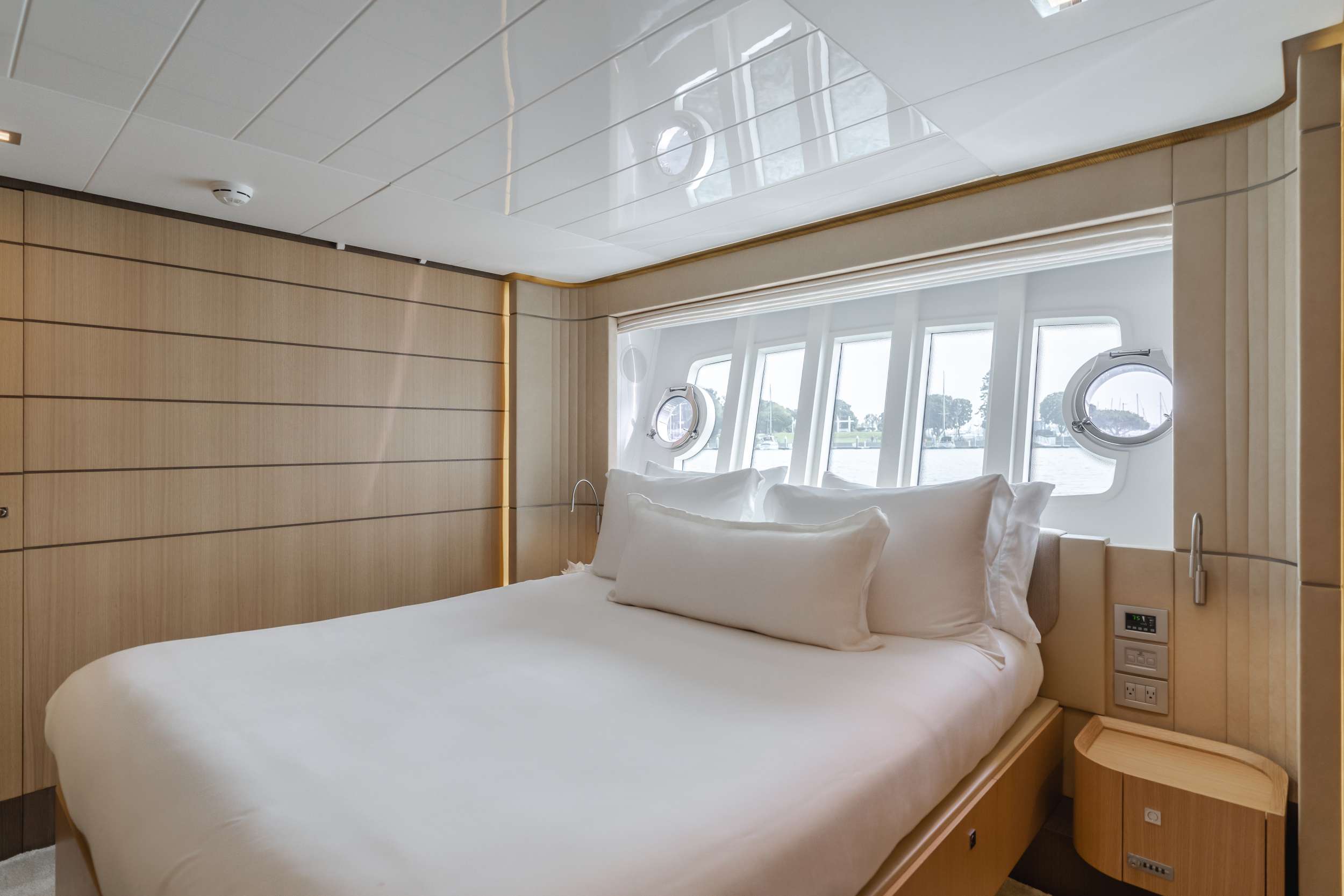 Charter Yacht SOL SHINE - Ferretti 960 - 5 Cabins - Nassau - Exumas - Bahamas