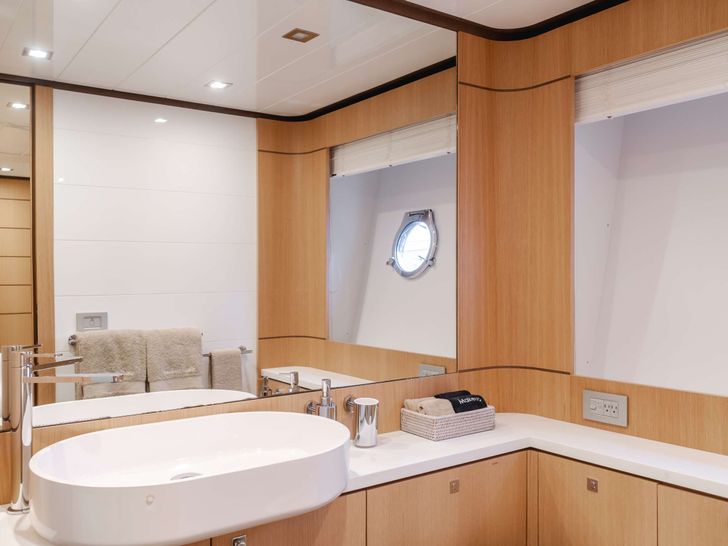 SOL SHINE Ferretti 960 - VIP cabin 2 bathroom SOL SHINE Ferretti 960 - VIP cabin 2 bathroom