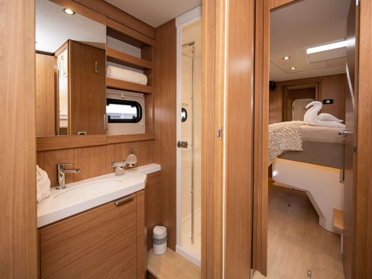 LA VIE EST BELLE Bali 5.4 - cabin bathroom LA VIE EST BELLE Bali 5.4 - cabin bathroom