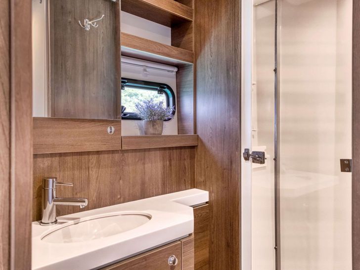 ANDIAMO 5.4 Bali 5.4 - cabin 1 bathroom ANDIAMO 5.4 Bali 5.4 - cabin 1 bathroom