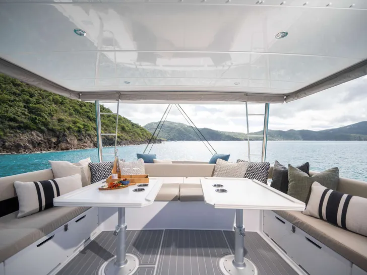 WHISKEY SUNSET Bali 5.4 - flybridge WHISKEY SUNSET Bali 5.4 - flybridge