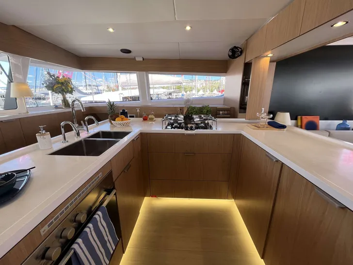 SNAPDRAGON Bali 5.8 - galley SNAPDRAGON Bali 5.8 - galley