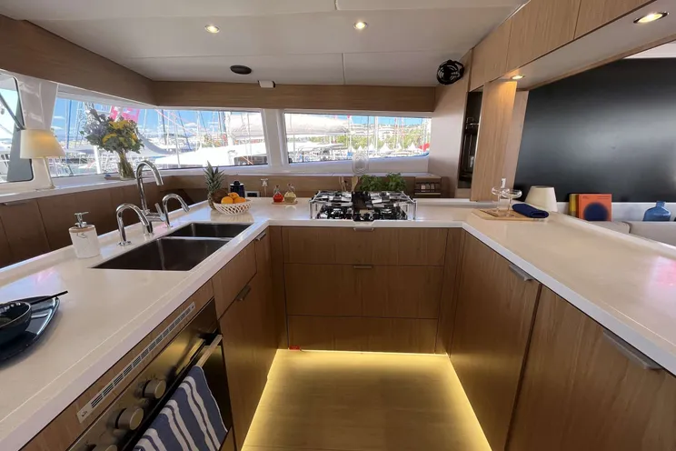 Charter Yacht SNAPDRAGON - Bali 5.8 - 4 Cabins - Nassau - Exumas - Bahamas