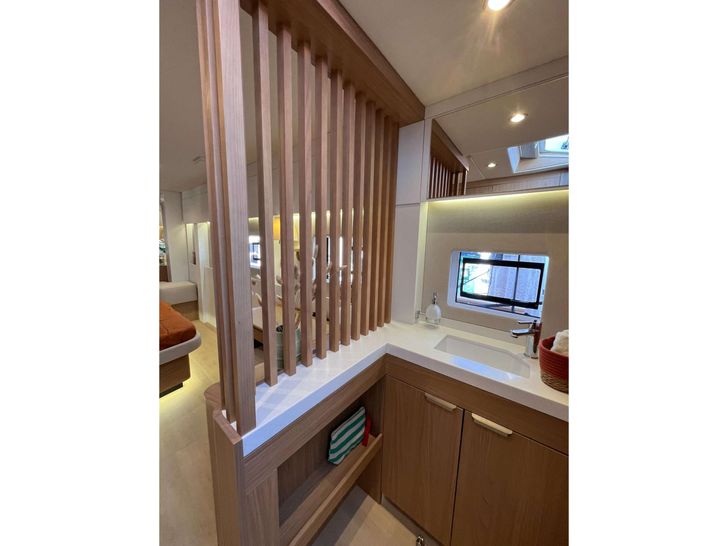 SNAPDRAGON Bali 5.8 - master cabin bathroom SNAPDRAGON Bali 5.8 - master cabin bathroom