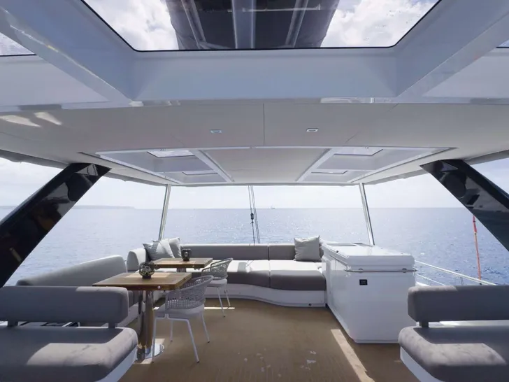 TRIWING ENDOR Summer Lagoon Sixty5 - flybridge lounge and alfresco dining area TRIWING ENDOR Summer Lagoon Sixty5 - flybridge lounge and alfresco dining area