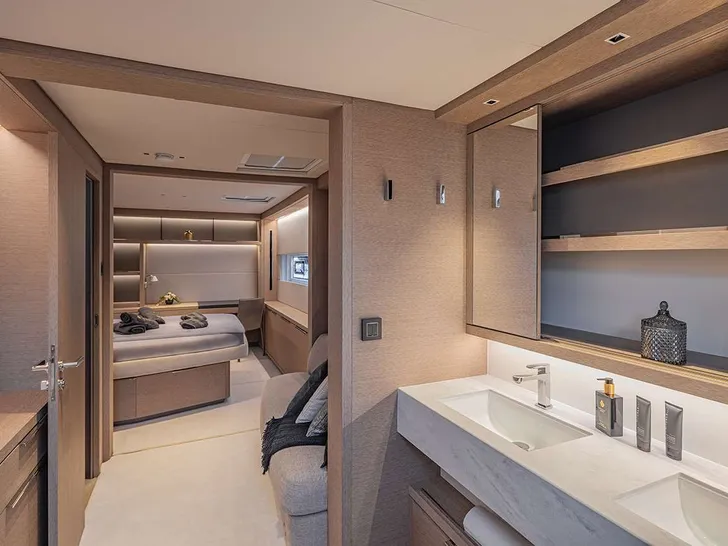 TRIWING ENDOR Summer Lagoon Sixty5 - master cabin bathroom TRIWING ENDOR Summer Lagoon Sixty5 - master cabin bathroom