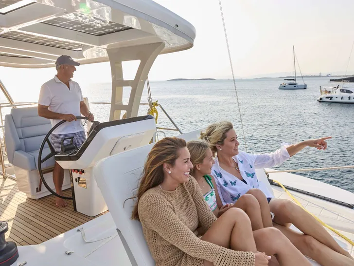 SPICE OF LIFE Sunreef 60 - guests on the flybridge SPICE OF LIFE Sunreef 60 - guests on the flybridge