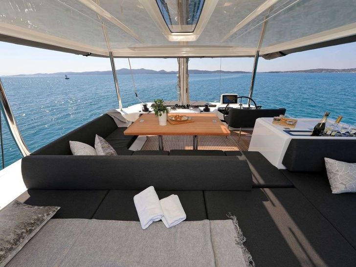 CHAMPAGNE PLEASE Lagoon 55 - flybridge CHAMPAGNE PLEASE Lagoon 55 - flybridge