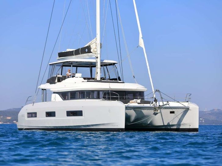 CHAMPAGNE PLEASE Lagoon 55 - side profile CHAMPAGNE PLEASE Lagoon 55 - side profile