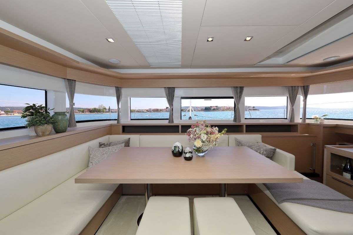 CHAMPAGNE PLEASE Lagoon 55 - saloon dining area