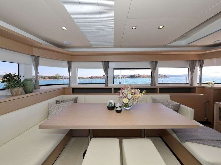 CHAMPAGNE PLEASE Lagoon 55 - saloon dining area CHAMPAGNE PLEASE Lagoon 55 - saloon dining area