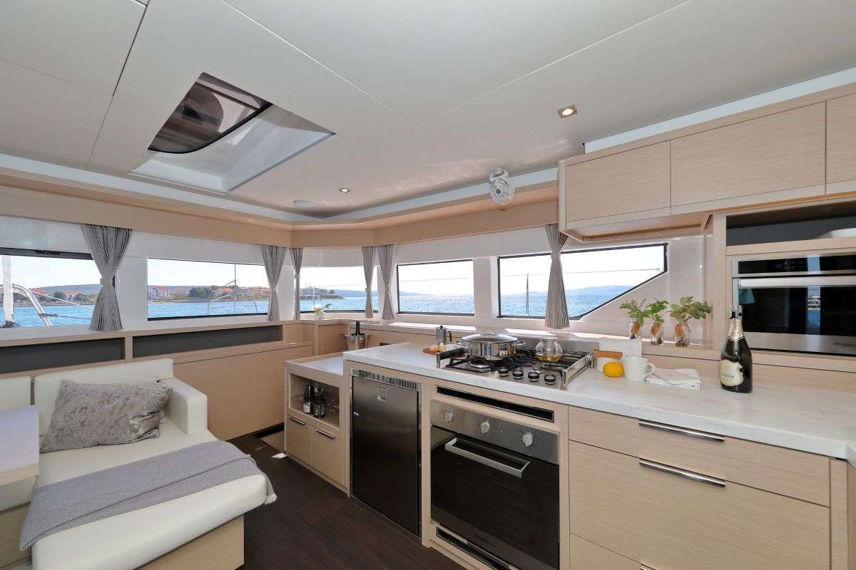 CHAMPAGNE PLEASE Lagoon 55 - galley