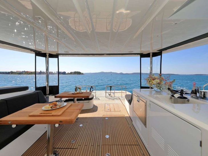 CHAMPAGNE PLEASE Lagoon 55 - aft deck alfresco dining area CHAMPAGNE PLEASE Lagoon 55 - aft deck alfresco dining area
