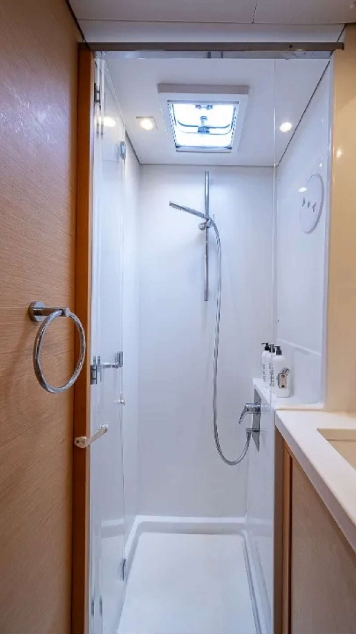 SOMEWHERE Lagoon 450F - cabin 3 bathroom