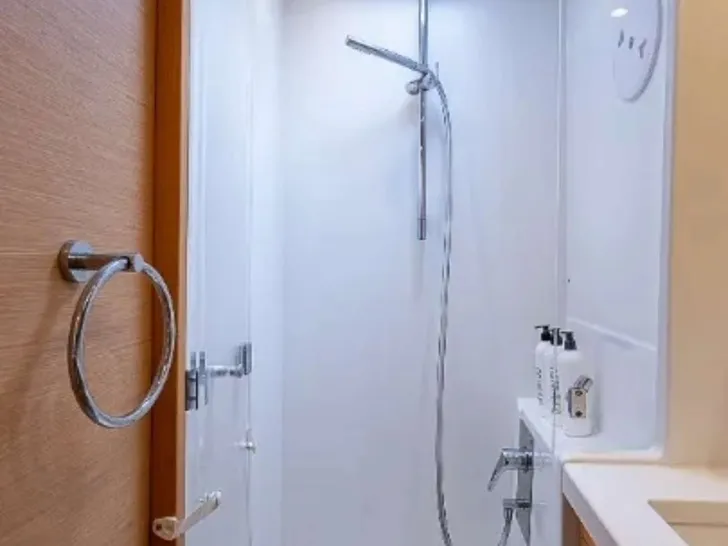 SOMEWHERE Lagoon 450F - cabin 3 bathroom SOMEWHERE Lagoon 450F - cabin 3 bathroom