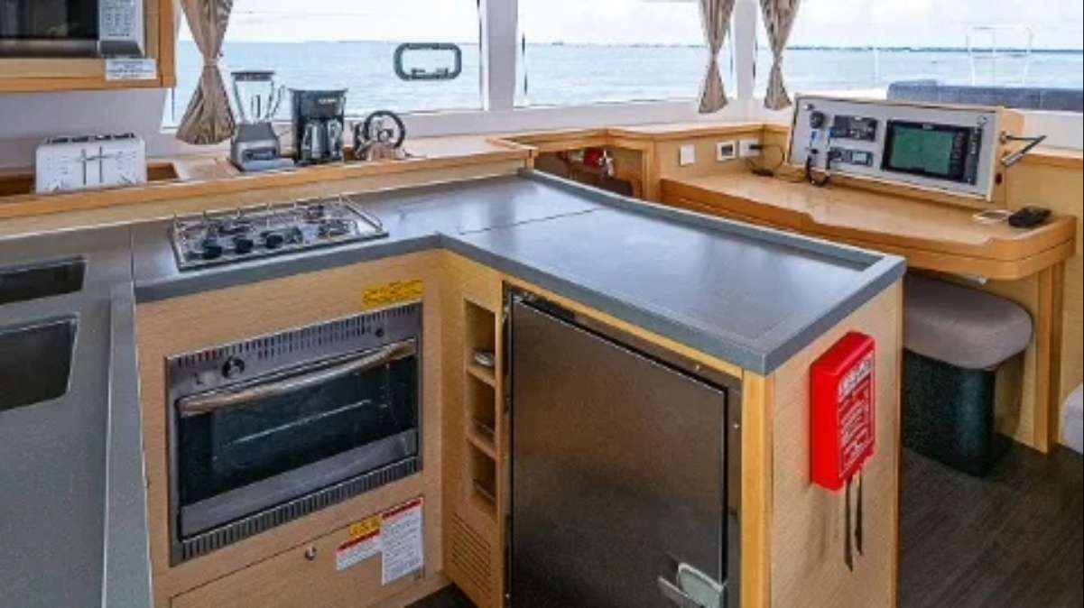 SOMEWHERE Lagoon 450F - galley