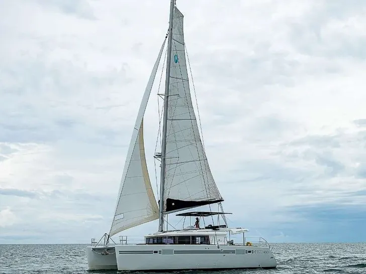 SOMEWHERE Lagoon 450F - cruising side profile SOMEWHERE Lagoon 450F - cruising side profile