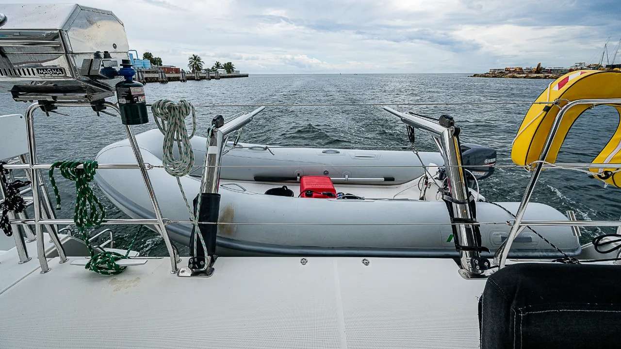 SOMEWHERE Lagoon 450F - dinghy