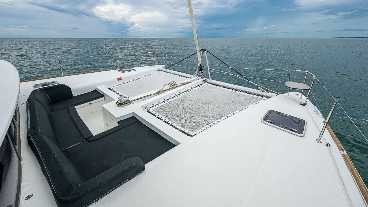 SOMEWHERE Lagoon 450F - foredeck