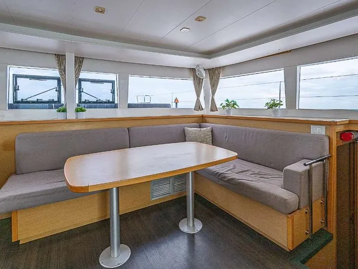 SOMEWHERE Lagoon 450F - saloon dining area SOMEWHERE Lagoon 450F - saloon dining area