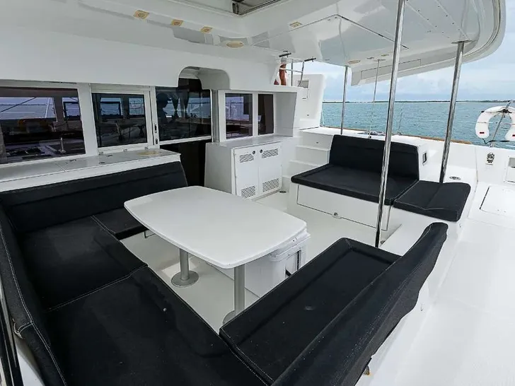 SOMEWHERE Lagoon 450F - aft deck SOMEWHERE Lagoon 450F - aft deck