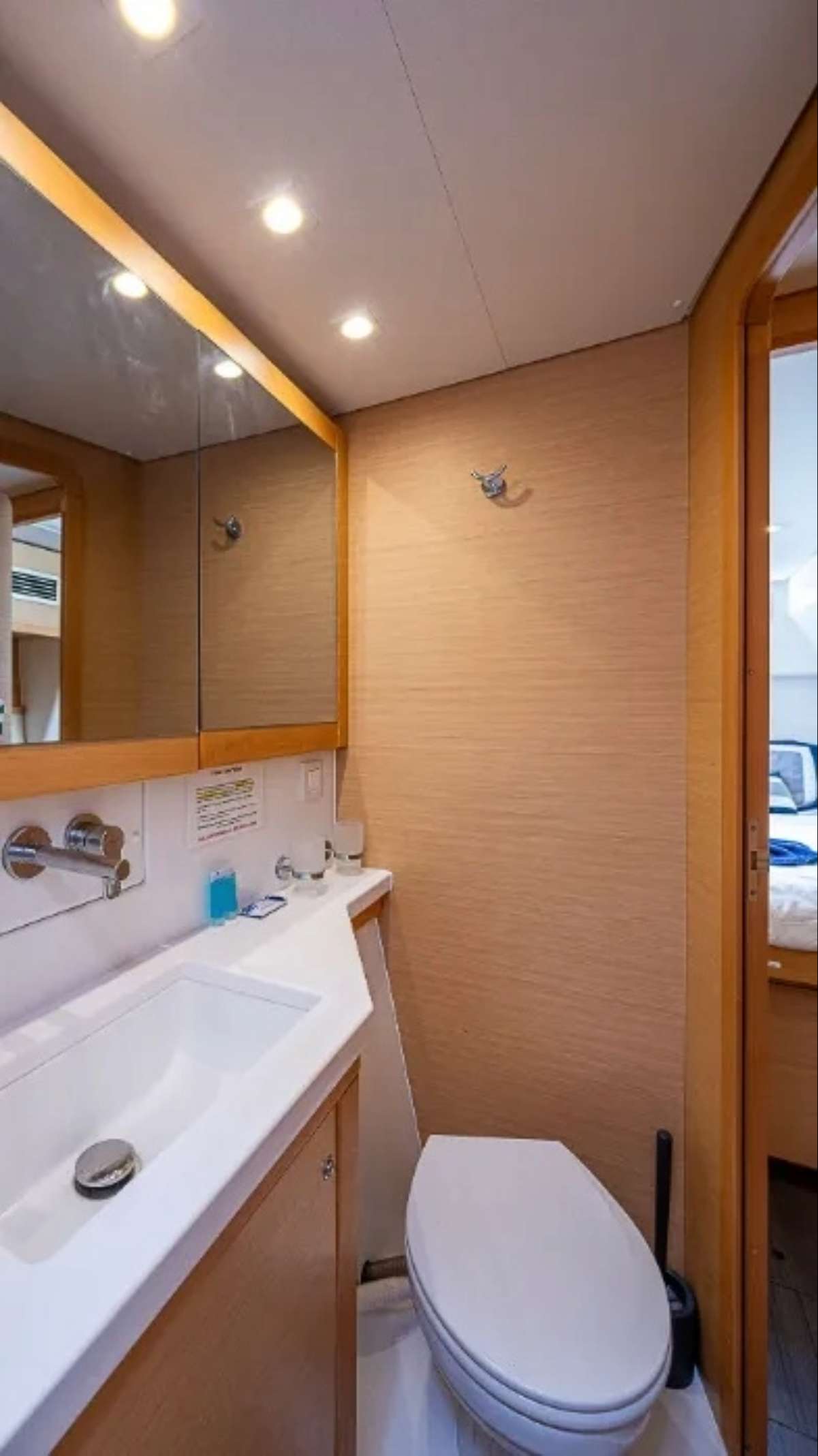 SOMEWHERE Lagoon 450F - cabin 2 bathroom