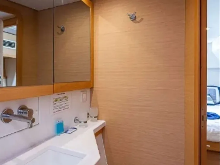 SOMEWHERE Lagoon 450F - cabin 2 bathroom SOMEWHERE Lagoon 450F - cabin 2 bathroom