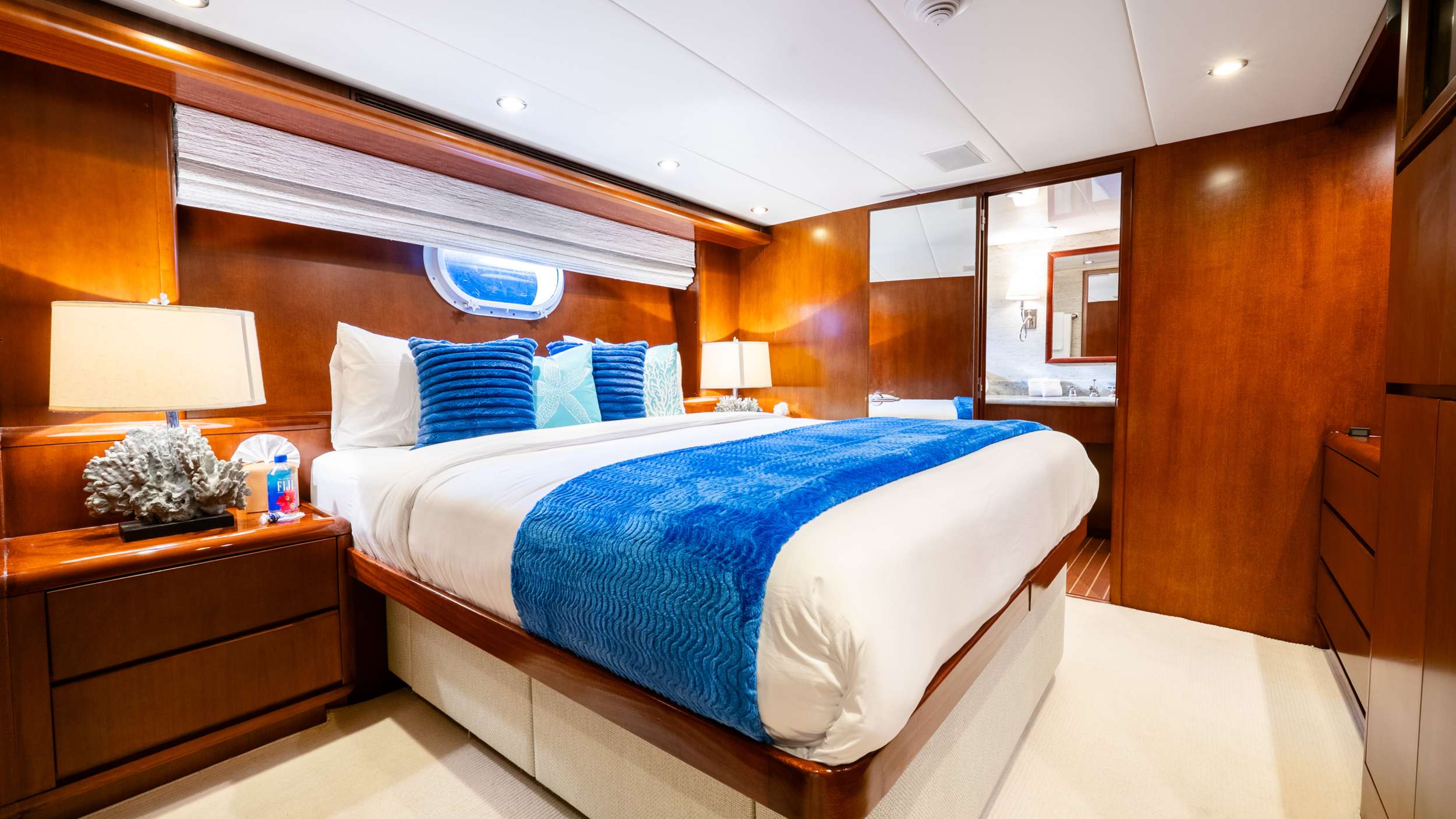 Charter Yacht ESCAPE - Hatteras 34m - 4 Cabins - Nassau - Exumas - Bahamas