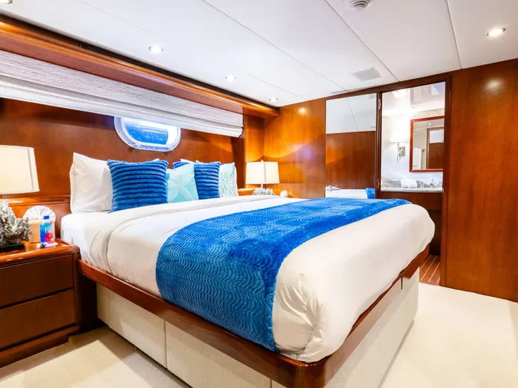 ESCAPE Hatteras 34m - VIP cabin 2 ESCAPE Hatteras 34m - VIP cabin 2