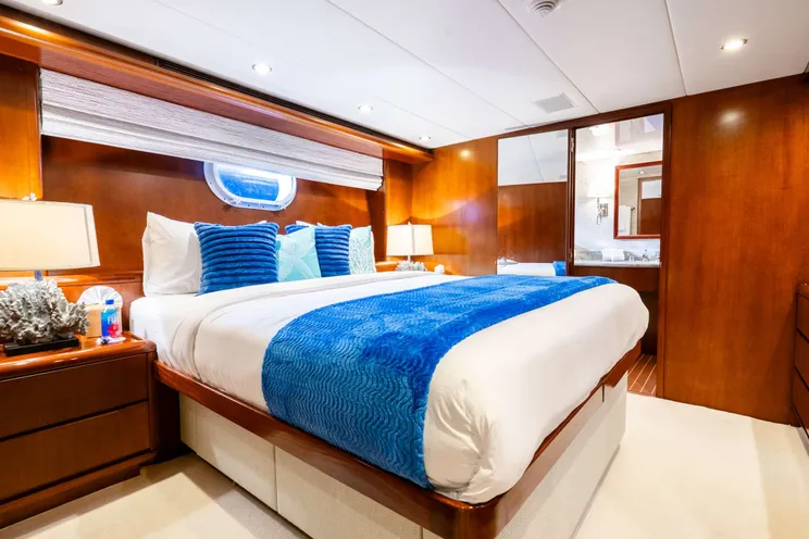 Charter Yacht ESCAPE - Hatteras 34m - 4 Cabins - Nassau - Exumas - Bahamas