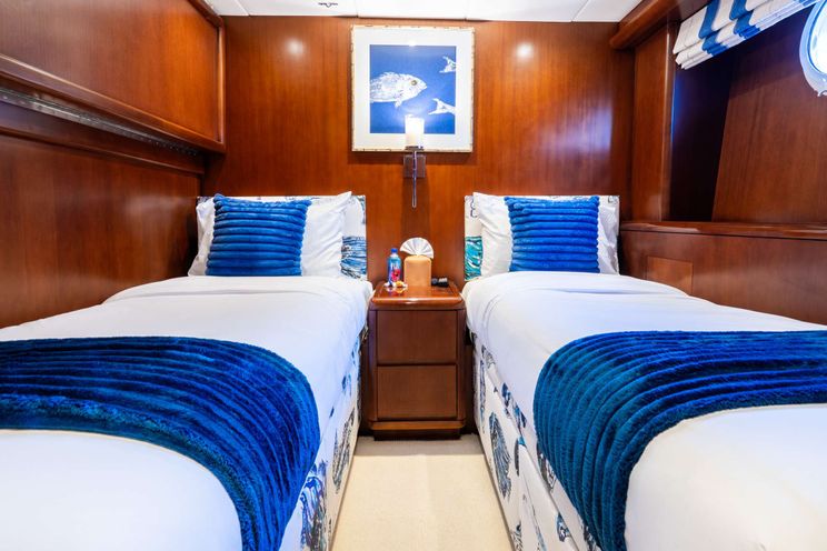 Charter Yacht ESCAPE - Hatteras 34m - 4 Cabins - Nassau - Exumas - Bahamas