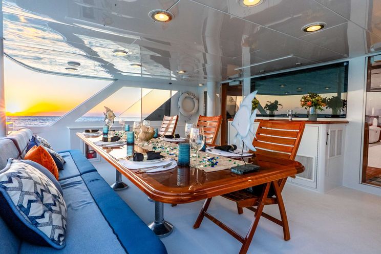 Charter Yacht ESCAPE - Hatteras 34m - 4 Cabins - Nassau - Exumas - Bahamas