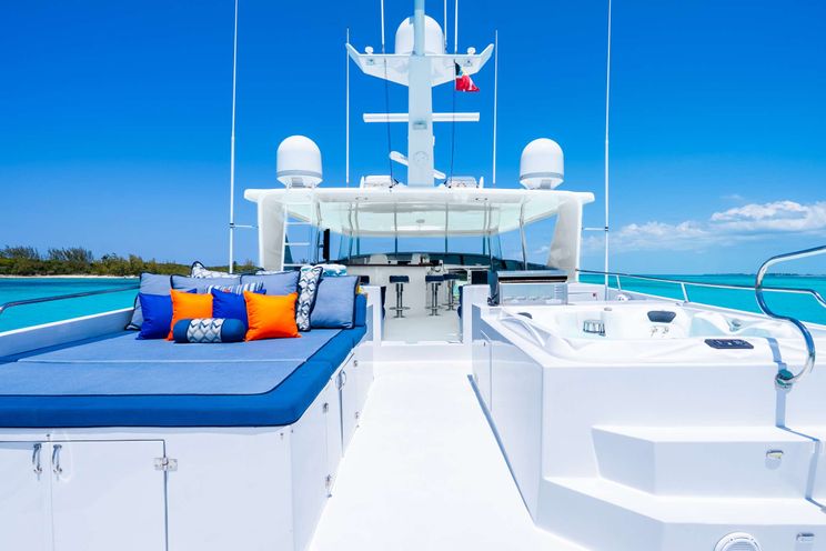 Charter Yacht ESCAPE - Hatteras 34m - 4 Cabins - Nassau - Exumas - Bahamas