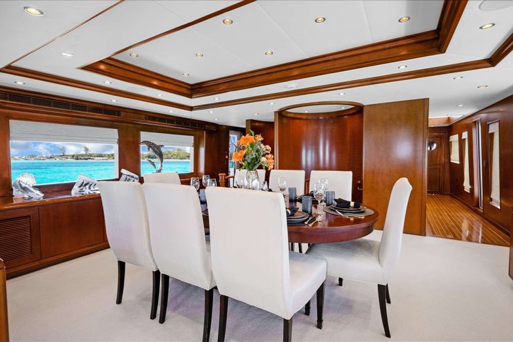 Charter Yacht ESCAPE - Hatteras 34m - 4 Cabins - Nassau - Exumas - Bahamas