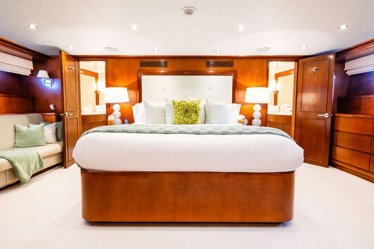 Charter Yacht ESCAPE - Hatteras 34m - 4 Cabins - Nassau - Exumas - Bahamas